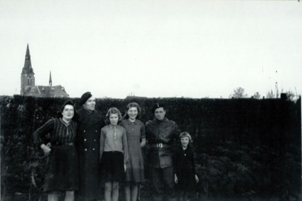 Bavelse dames met enkele Poolse soldaten.